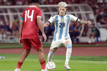 TAMPIL BERMAIN: Pemain muda Argentina, Alejandro Garnacho (kanan), cuba melepaskan diri daripada Exequiel Palacios dari Indonesia.