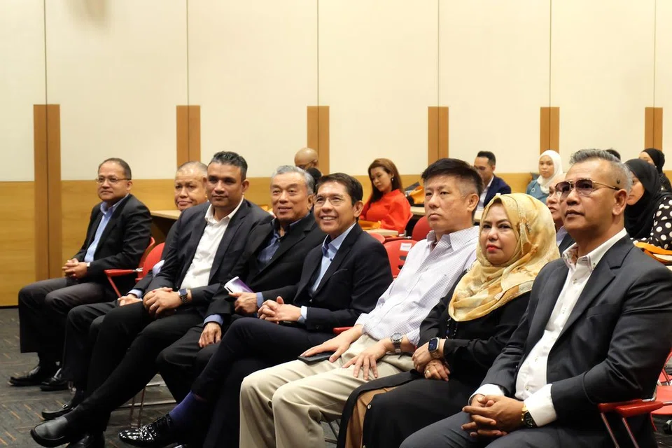 BINCANG PERNIAGAAN F&B HALAL: (Dari tiga dari kiri) Dr Abdul Malik Hassan, naib presiden Dewan Perniagaan dan Perusahaan Melayu Singapura (DPPMS); Encik Suhaimi Salleh, Ketua Pegawai Eksekutif SSA; Dr Mohamad Maliki Osman; Encik Nick Chang, Timbalan Pengarah Institut Pembelajaran Sepanjang Hayat, dan Cik Fadilah Majid, naib presiden DPPMS, di Forum Perniagaan Halal F&B yang diadakan pada Khamis.