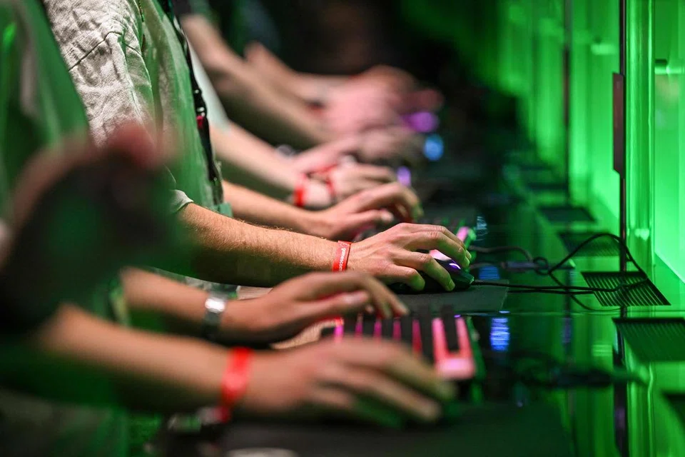 TEKUN: Pemain permainan komputer sering menghabiskan berjam-jam di depan skrin komputer untuk menyelesaikan misi permainan mereka (gambar hiasan)