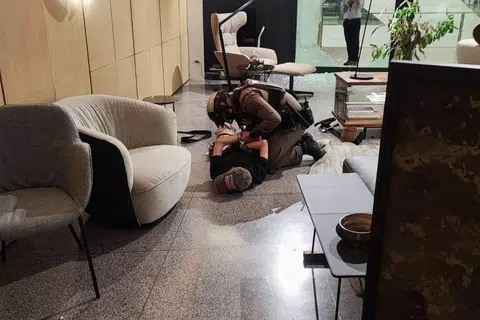 REKOD SAKIT JIWA: Remaja lelaki yang melepaskan tembakan di Siam Paragon ditahan anggota polis susulan kejadian tembakan di pusat beli-belah Siam Paragon di Bangkok.