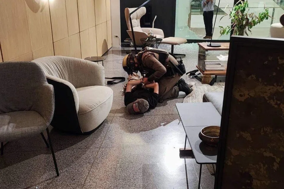 REKOD SAKIT JIWA: Remaja lelaki yang melepaskan tembakan di Siam Paragon ditahan anggota polis susulan kejadian tembakan di pusat beli-belah Siam Paragon di Bangkok.