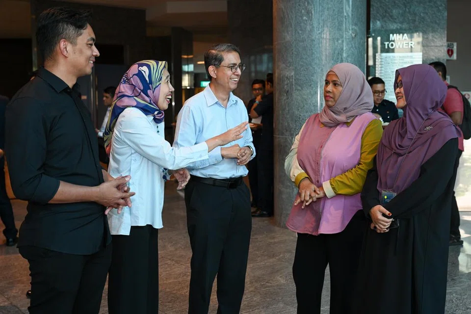 Menteri Negara (Ehwal Dalam Negeri merangkap Pembangunan Negara), Profesor Madya Dr Muhammad Faishal Ibrahim (tengah), berinteraksi dengan ketua tiga kumpulan sokongan yang dilancarkan semasa, ‘Forum Rangkaian Pemulihan Pertubuhan Melayu/Islam (MMO) 2024’, pada 25 September. (Dari kiri) Pengarah Eksekutif 4PM, Encik Didicazli Cindy Ismail; Ketua Pegawai Eksekutif (CEO) PPIS, Cik Aidaroyani Adam; Pengarah Eksekutif New Life Stories (NLS), Cik Saleemah Ismail; dan anggota majlis Pergas, Ustazah Dr Nur ‘Alaniah Wahid.