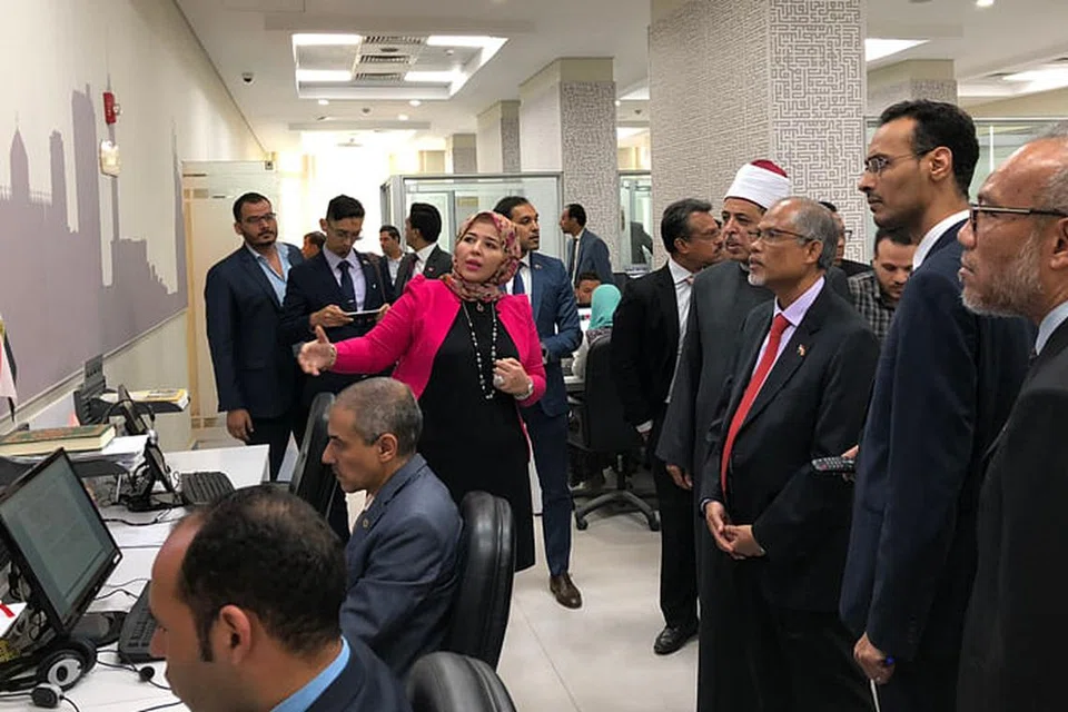PANTAU KEADAAN: Balai Cerap Al-Azhar Menghadapi Ektremisme memantau ideologi ekstrem dalam talian dan menerbitkan hujah tentangan dalam pelbagai bahasa. Encik Masagos (tiga dari kanan) berkata Singapura boleh belajar daripada pengalaman itu.