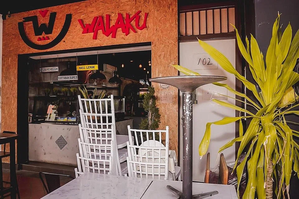 HADAPI SEKATAN LAGI: Restoran Walaku yang terletak di Joo Chiat Road, mengemas kerusinya sedang Singapura langkah masuk ke Fasa Dua (Kewaspadaan Dipertingkat) hari ini. - Foto BH oleh NUR DIYANA 