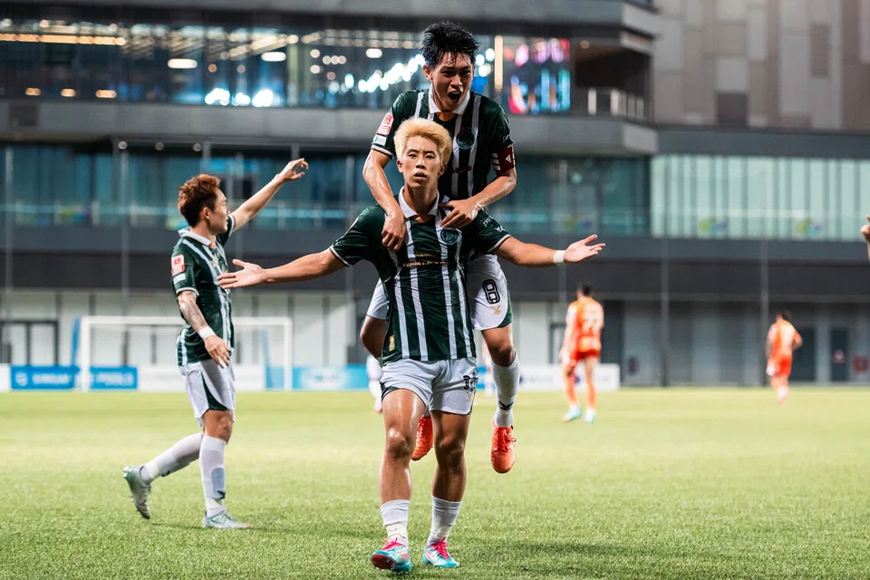 Penyerang Geylang International, Ryang Hyeonju (bawah), kekal mempamerkan prestasi terbaik selepas menjaringkan dua gol ketika menewaskan Hougang United 3-0.