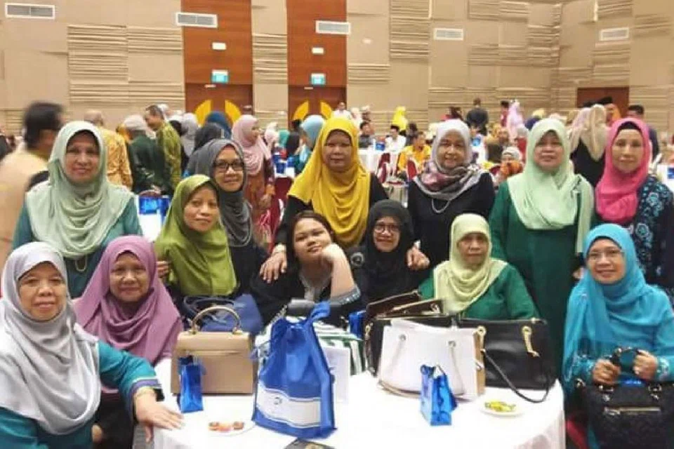 PERKUKUH PERSAHABATAN: Alumni Sekolah Menengah Sang Nila Utama (SNU) berpeluang mengeratkan persahabatan yang dijalin sejak di bangku sekolah. Alumni SNU (gambar atas) yang hadir di majlis perjumpaan Hari Raya di The Grassroots Club baru-baru ini tidak melepaskan peluang bergambar beramai-ramai. - Foto ihsan JAWATANKUASA PENGANJUR SNU2018