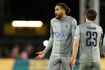 PENUH EMOSI: Dominic Calvert-Lewin (kiri) dari Everton memberi reaksi setelah diberikan kad merah.  