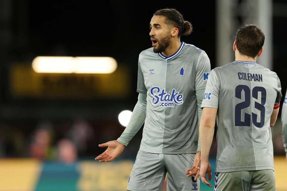 PENUH EMOSI: Dominic Calvert-Lewin (kiri) dari Everton memberi reaksi setelah diberikan kad merah.  