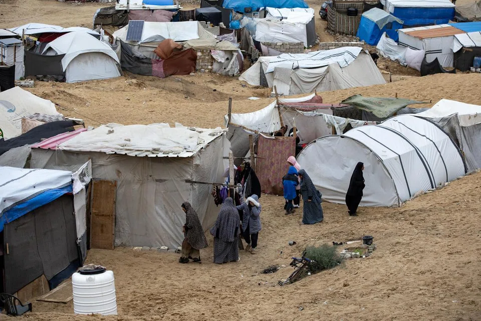 Penduduk Palestin di Gaza yang kehilangan tempat tinggal ekoran serangan berterusan tentera Israel terpaksa tinggal di khemah sementara antaranya di  Khan Younis, selatan Jaluran Gaza.