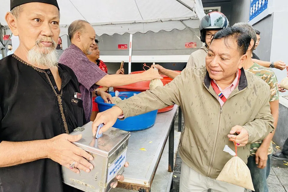 Orang ramai pelbagai latar belakang yang mengambil bubur lambuk percuma daripada Masjid Jamek Kampung Baru, Kuala Lumpur, tetap bermurah hati memberi sumbangan ikhlas untuk masjid. 