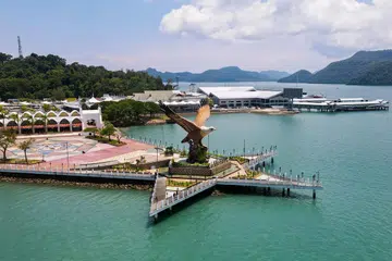 CUBA TARIK PELANCONG: Gambar menunjukkan patung helang yang merupakan mercu tanda di Langkawi. Pulau percutian itu sedang berusaha menarik pelancong tempatan dan antarabangsa setelah dibuka semula kepada pelancong selepas penutupan kerana sekatan Covid-19.
