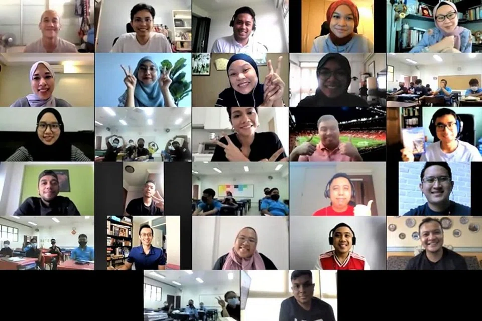 BERGAMBAR BERSAMA: Para peserta sesi 'Perpustakaan Manusia' dalam sesi yang diadakan melalui Zoom. - Foto MENDAKI