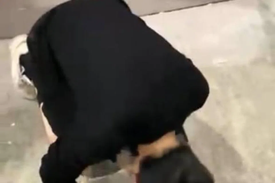 Encik Muhammad Danish Firdaus Ahmad Firdaus bersujud syukur di luar Kompleks Fu Lu Shou setelah menerima wang sebanyak $250 daripada warga Singapura pada dinihari 11 Oktober.