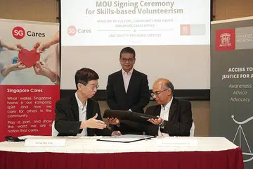 MOU DITANDATANGANI: Menteri Kebudayaan, Masyarakat dan Belia Edwin Tong (tengah) menyaksikan Timbalan Setiausaha MCCY, Dr Ang Hak Seng (kiri) dan Presiden Persatuan Undang-Undang, Encik Gregory Vijayendran, menandatangani MOU semalam. - Foto BH oleh GIN TAY