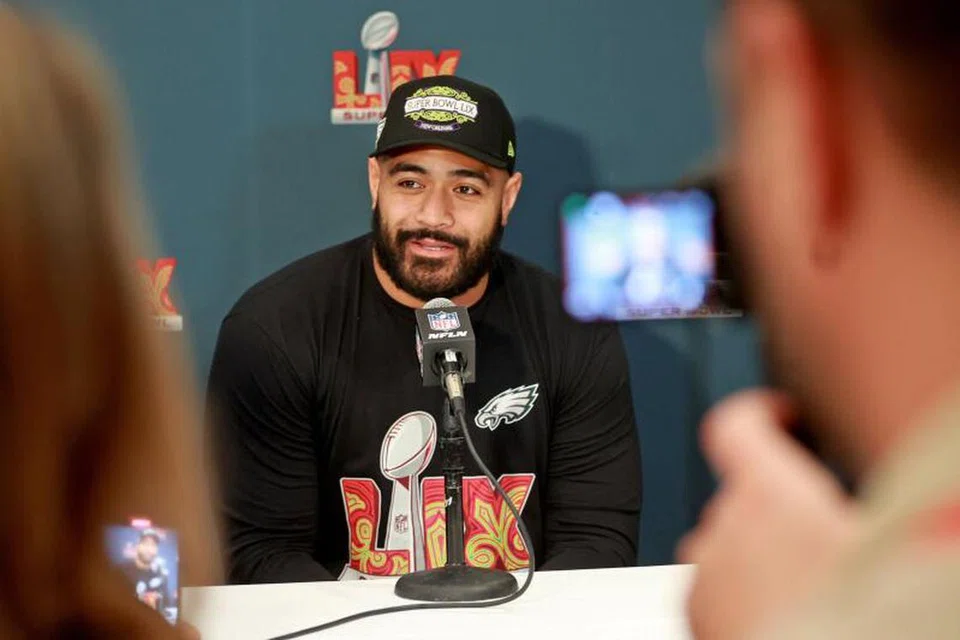 Jordan Mailata menjawab soalan semasa sidang media menjelang ‘Super Bowl’ di Hotel Hilton New Orleans Riverside.