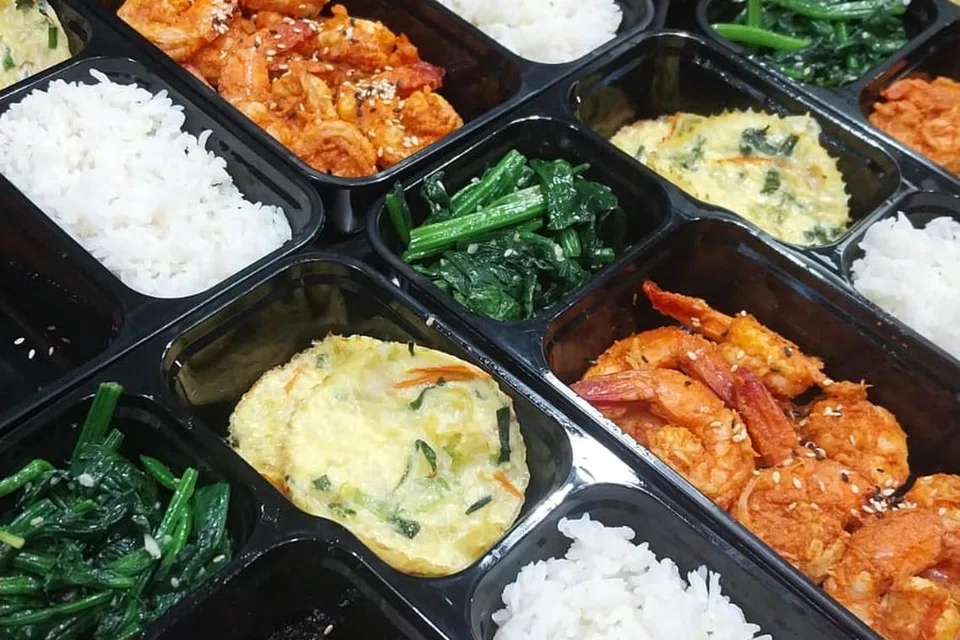 Setiap Isnin, pelanggan menerima pakej hidangan yang sebegini dari Hanaketo Pte Ltd. Menu diubah setiap hari bagi menawarkan kepelbagaian.