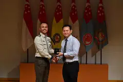 SUMBANGAN DIIKTIRAF: 1WO Muhammad Shahrul Shahrin menerima Pingat Kecekapan daripada Menteri Negara Kanan (Pertahanan merangkap Tenaga Manusia), Encik Zaqy Mohamad, sewaktu majlis penyampaian Anugerah Hari Kebangsaan Kementerian Pertahanan.