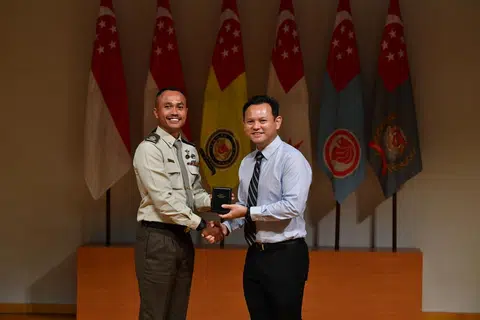 SUMBANGAN DIIKTIRAF: 1WO Muhammad Shahrul Shahrin menerima Pingat Kecekapan daripada Menteri Negara Kanan (Pertahanan merangkap Tenaga Manusia), Encik Zaqy Mohamad, sewaktu majlis penyampaian Anugerah Hari Kebangsaan Kementerian Pertahanan.