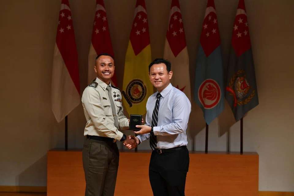 SUMBANGAN DIIKTIRAF: 1WO Muhammad Shahrul Shahrin menerima Pingat Kecekapan daripada Menteri Negara Kanan (Pertahanan merangkap Tenaga Manusia), Encik Zaqy Mohamad, sewaktu majlis penyampaian Anugerah Hari Kebangsaan Kementerian Pertahanan.