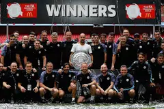 PERTAHANKAN MAHKOTA: Pengurus City, Guardiola (tengah) memegang trofi Perisai Masyarakat selepas berjaya menundukkan seteru utama mereka di dalam liga, Liverpool 5-4 menerusi tendangan penalti penentuan. - Foto AFP