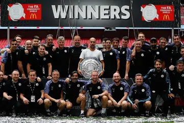 PERTAHANKAN MAHKOTA: Pengurus City, Guardiola (tengah) memegang trofi Perisai Masyarakat selepas berjaya menundukkan seteru utama mereka di dalam liga, Liverpool 5-4 menerusi tendangan penalti penentuan. - Foto AFP