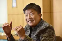 MAHU TERUS BANTU PEKERJA: Encik Ng Chee Meng mengumumkan usaha NTUC membantu pekerja meningkatkan keupayaan bagi memenuhi keperluan industri yang pesat berubah. - Foto BH oleh Desmond Wee