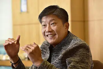 MAHU TERUS BANTU PEKERJA: Encik Ng Chee Meng mengumumkan usaha NTUC membantu pekerja meningkatkan keupayaan bagi memenuhi keperluan industri yang pesat berubah. - Foto BH oleh Desmond Wee