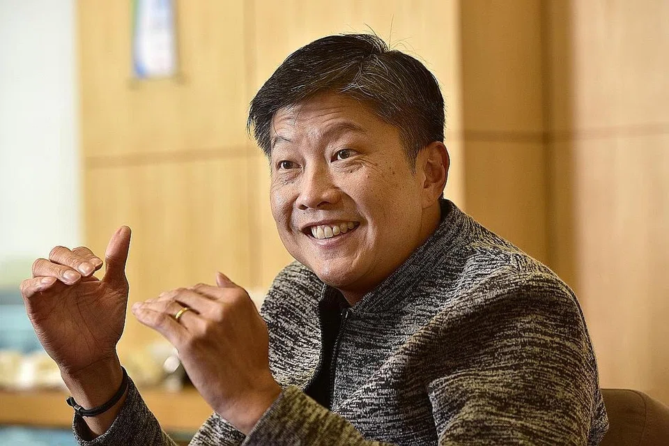 MAHU TERUS BANTU PEKERJA: Encik Ng Chee Meng mengumumkan usaha NTUC membantu pekerja meningkatkan keupayaan bagi memenuhi keperluan industri yang pesat berubah. - Foto BH oleh Desmond Wee