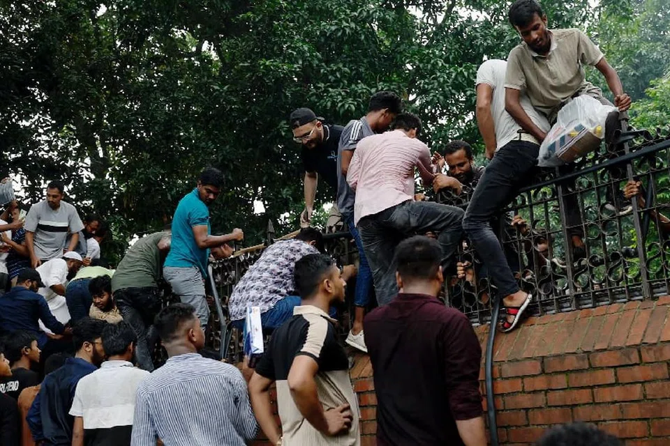 Orang ramai memanjat pintu pagar dan mengambil kesempatan merompak pelbagai barangan di kediaman Perdana Menteri Bangladesh Sheikh Hasina selepas beliau meletakkan jawatannya dan melarikan diri ke luar negara pada 5 Ogos. 