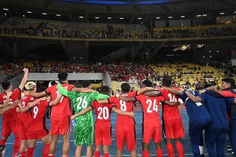 Pemain Singapura meraikan kejayaan mereka bersama 600 penyokong Singapura di Stadium Nasional Bukit Jalil. 