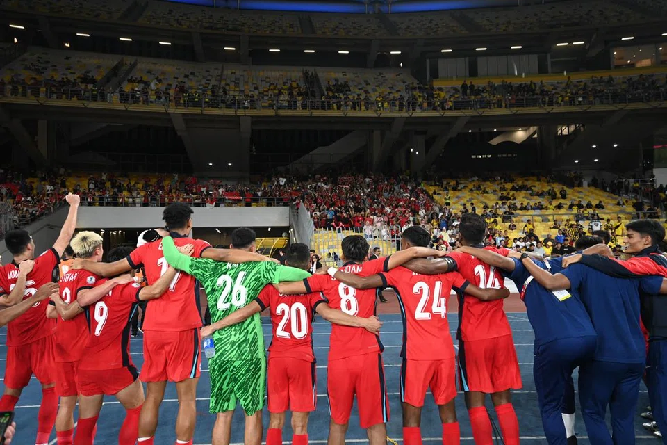 Pemain Singapura meraikan kejayaan mereka bersama 600 penyokong Singapura di Stadium Nasional Bukit Jalil. 