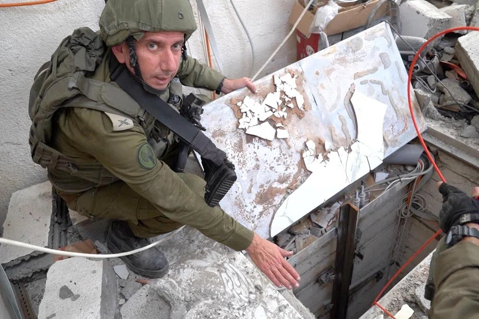 JUMPA TEROWONG: Jurucakap tentera Israel, Laksamana Muda Daniel Hagari, menunjukkan apa yang tentera Israel dakwa sebagai terowong yang ditemui di satu lokasi di Gaza.