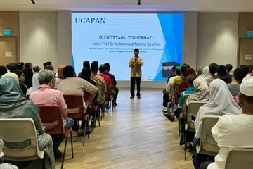 Menteri Negara (Ehwal Dalam Negeri merangkap Pembangunan Negara), Profesor Madya Dr Muhammad Faishal Ibrahim, berucap di hadapan 45 bakal anggota jemaah haji dan keluarga mereka di Majlis Meraikan Jemaah Haji yang diadakan di Kelab Masyarakat Nee Soon Central pada 19 Mei. 