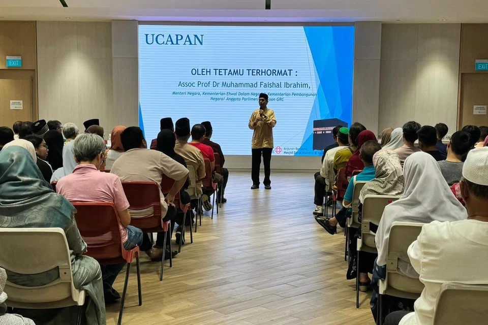 Menteri Negara (Ehwal Dalam Negeri merangkap Pembangunan Negara), Profesor Madya Dr Muhammad Faishal Ibrahim, berucap di hadapan 45 bakal anggota jemaah haji dan keluarga mereka di Majlis Meraikan Jemaah Haji yang diadakan di Kelab Masyarakat Nee Soon Central pada 19 Mei. 