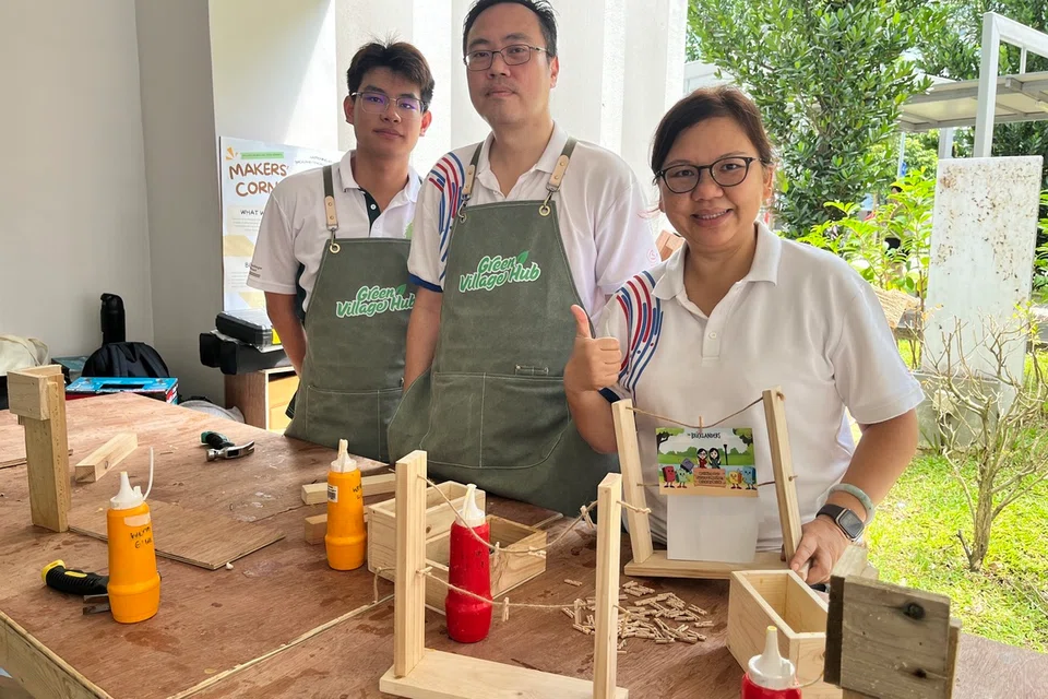 Cik Jean Goh Poh Siew mengasaskan Makers’ Corner, di Hab Kampung Hijau Brickland-Tengah, di mana kayu industri terpakai dimanfaatkan untuk menghasilkan barangan seperti alas periuk, pemegang foto, bekas pokok, alas cawan, peti kayu kecil, rak pameran, rak kasut dan bangku lipat.