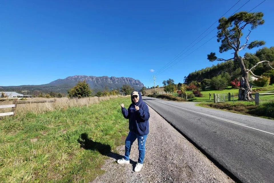 KEINDAHAN ALAM SEMULA JADI: Cik Mahani Mahmud menikmati suasana permai di lelapang menghijau Tasmania.