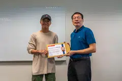 TINDAKAN DIIKTIRAF: Encik Adli Yazlani Zainal menerima Sijil Kepujian yang disampaikan oleh Pengarah, Sekolah Informatik dan Teknik Maklumat, Dr Eng Pin Kwang.