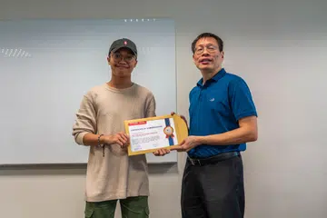 TINDAKAN DIIKTIRAF: Encik Adli Yazlani Zainal menerima Sijil Kepujian yang disampaikan oleh Pengarah, Sekolah Informatik dan Teknik Maklumat, Dr Eng Pin Kwang.