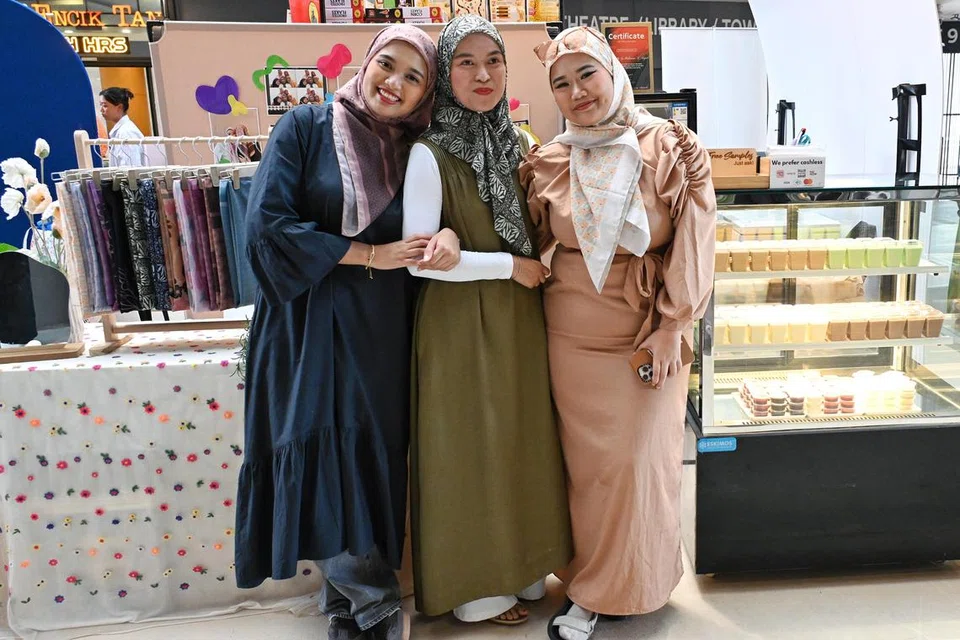 Pemilik ‘Panna Cotta By Rohmini’, Cik Eka Rohmini Suli Rojis (tengah), bersama dua kakitangan beliau iaitu Cik Elisha Adriana Ardi, 19 tahun (kiri) dan Cik Nurul Diyana Azrul Ezan, 20 tahun. 