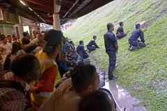 Pekerja syarikat pembunuh serangga Star Pest Control berusaha menghapuskan tikus dan lubang tikus dekat stesen MRT Bukit Batok pada 18 December 2014.