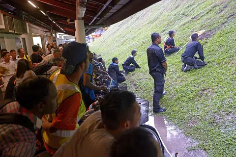 Pekerja syarikat pembunuh serangga Star Pest Control berusaha menghapuskan tikus dan lubang tikus dekat stesen MRT Bukit Batok pada 18 December 2014.
