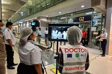 Gambar edaran yang dikeluarkan Lapangan Terbang Suvarnabhumi menunjukkan pegawai kesihatan Thailand memakai pelitup muka pelindung ketika memantau penumpang penerbangan antarabangsa yang tiba di Lapangan Terbang Suvarnabhumi, wilayah Samut Prakan, Thailand, pada 25 Januari 2026. Pusat kawalan penyakit antarabangsa Thailand di Lapangan Terbang Suvarnabhumi dan Don Mueang mula melaksanakan langkah saringan kesihatan terhadap penerbangan dari Bengal Barat, India, bagi memantau dan mencegah jangkitan virus Nipah. Langkah tersebut bermula pada 25 Januari 2026 susulan laporan wabak virus Nipah di kawasan berkenaan.