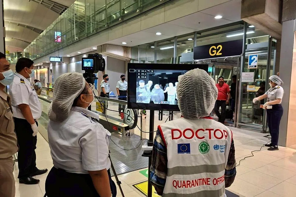 Gambar edaran yang dikeluarkan Lapangan Terbang Suvarnabhumi menunjukkan pegawai kesihatan Thailand memakai pelitup muka pelindung ketika memantau penumpang penerbangan antarabangsa yang tiba di Lapangan Terbang Suvarnabhumi, wilayah Samut Prakan, Thailand, pada 25 Januari 2026. Pusat kawalan penyakit antarabangsa Thailand di Lapangan Terbang Suvarnabhumi dan Don Mueang mula melaksanakan langkah saringan kesihatan terhadap penerbangan dari Bengal Barat, India, bagi memantau dan mencegah jangkitan virus Nipah. Langkah tersebut bermula pada 25 Januari 2026 susulan laporan wabak virus Nipah di kawasan berkenaan.