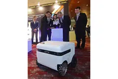 CIPTAAN TEMPATAN: Dr Mohamad Maliki Osman kelihatan mengendalikan sebuah prototaip kenderaan rover angkasa lepas yang dibina oleh satu pasukan dari Universiti Nasional Singapura (NUS) di Konvensyen Teknologi dan Angkasa Lepas Global pada Khamis lalu. - Foto ZAOBAO