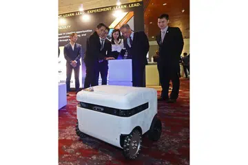 CIPTAAN TEMPATAN: Dr Mohamad Maliki Osman kelihatan mengendalikan sebuah prototaip kenderaan rover angkasa lepas yang dibina oleh satu pasukan dari Universiti Nasional Singapura (NUS) di Konvensyen Teknologi dan Angkasa Lepas Global pada Khamis lalu. - Foto ZAOBAO