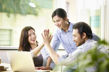 Bertukar kerja dengan tujuan mendapatkan lebih pengalaman, mengasah kemahiran serta merebut peluang dalam sektor yang sedang berkembang sebenarnya adalah baik bagi golongan pekerja yang baru memasuki alam pekerjaan.