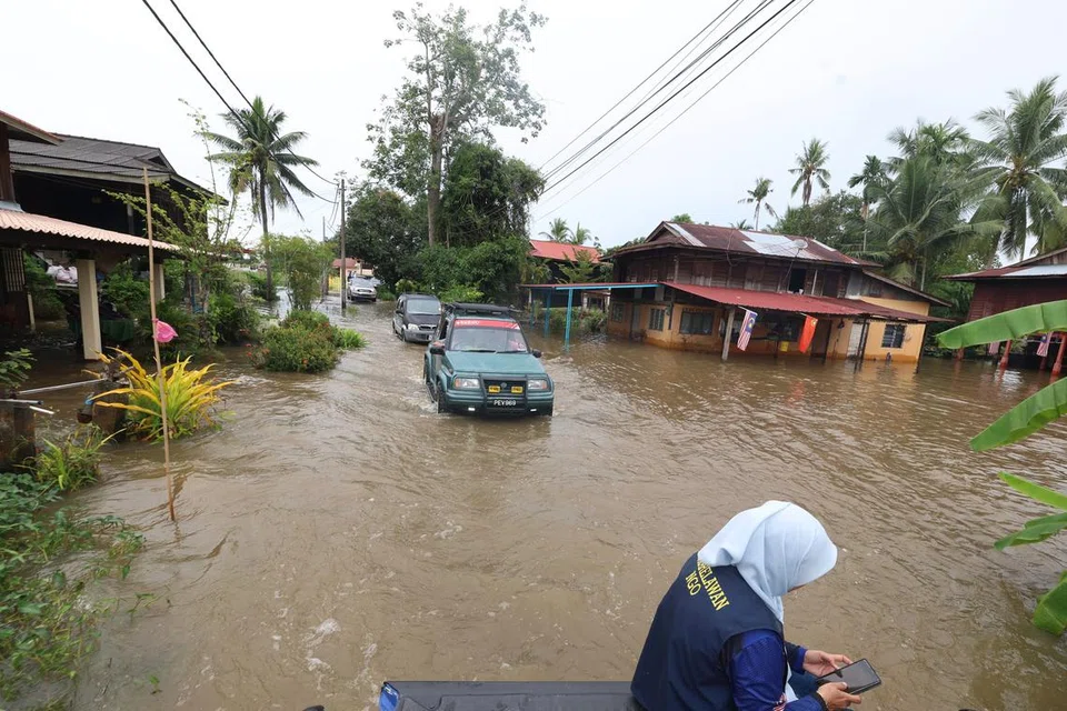 Keadaan kawasan sekitar Alor Melintang, dekat Sungai Baru di sini yang masih ditenggelami banjir.