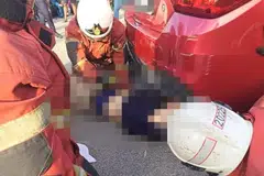 Anggota bomba mengeluarkan mayat seorang lelaki warga emas yang tersepit di bawah sebuah kereta Proton Saga yang mengundur sendiri dipercayai kerana tidak ditarik brek tangan di Shah Alam, Selangor, pada petang 27 Mei.