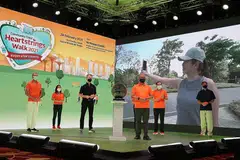BERJALAN SAMBIL BERAMAL: Encik Masagos Zulkifli Masagos Mohamad (tengah) melancarkan Community Chest Heartstrings Walk 2021 dalam acara yang disiarkan secara langsung melalui Facebook semalam. Beliau disertai (dari kiri)pengerusi bersama Jawatankuasa HSW 2021 Encik Andrew da Roza; Pengarah Urusan Community Chest Charmaine Leung; Pengarah Urusan Marina Bay Sands, Encik George Tanasijevich; CEO Majlis Perkhidmatan Masyarakat Kebangsaan (NCSS) Tan Li San (tersembunyi); pengerusi Community Chest Phillip Tan; dan pengerusi bersama Jawatankuasa HSW 2021 Nicholas Ionides. - Foto BH oleh TIMOTHY DAVID