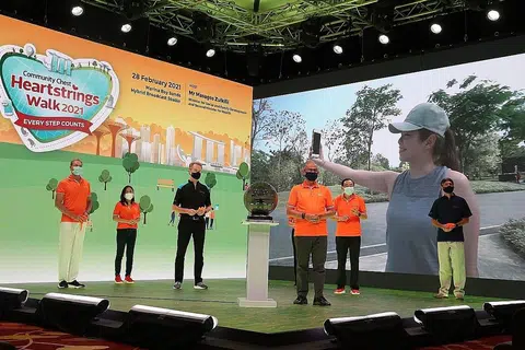 BERJALAN SAMBIL BERAMAL: Encik Masagos Zulkifli Masagos Mohamad (tengah) melancarkan Community Chest Heartstrings Walk 2021 dalam acara yang disiarkan secara langsung melalui Facebook semalam. Beliau disertai (dari kiri)pengerusi bersama Jawatankuasa HSW 2021 Encik Andrew da Roza; Pengarah Urusan Community Chest Charmaine Leung; Pengarah Urusan Marina Bay Sands, Encik George Tanasijevich; CEO Majlis Perkhidmatan Masyarakat Kebangsaan (NCSS) Tan Li San (tersembunyi); pengerusi Community Chest Phillip Tan; dan pengerusi bersama Jawatankuasa HSW 2021 Nicholas Ionides. - Foto BH oleh TIMOTHY DAVID